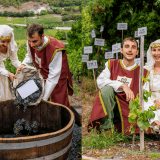 Guigogne (Joséphine Thurre) et Anselme (Emeric Chesseaux) sur la vigne à Farinet